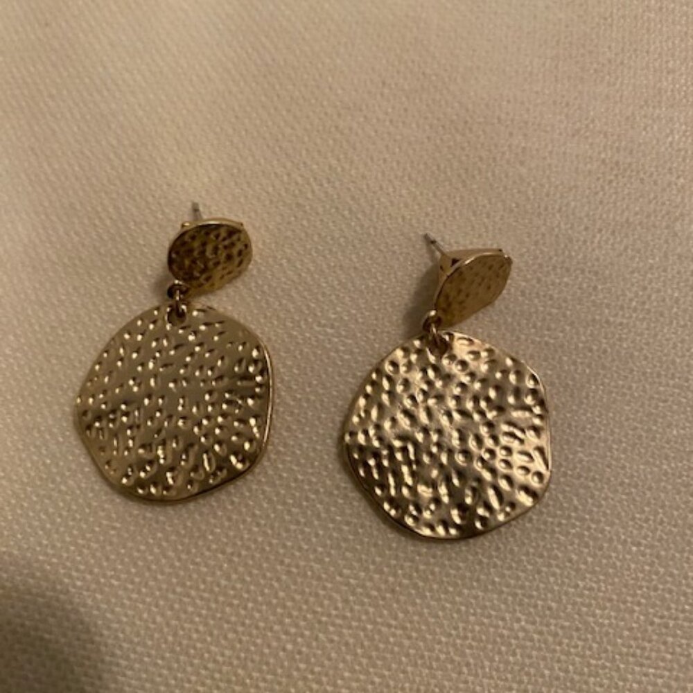 HAMMERED GOLD COLORED EARRINGS